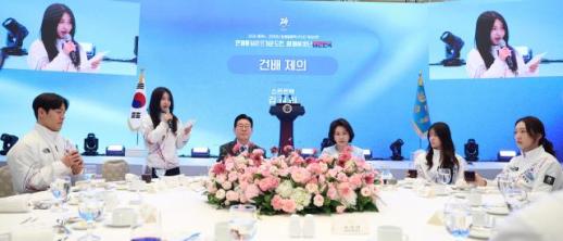 李在明在青瓦台宴请米兰冬奥会韩国代表团