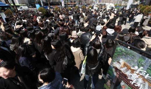 Director Jang Hang-jun treats fans to coffee to celebrate his box-office success