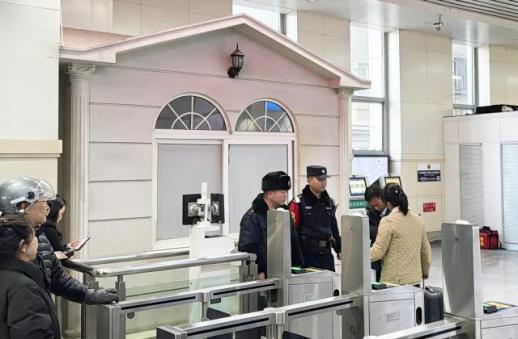 朝鲜旅客搭乘中朝国际列车抵达丹东