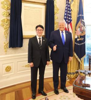 PM Kim holds surprise meeting with Trump at White House