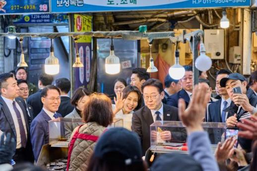 李在明支持率连续两周上升 时隔7个月再破60%大关