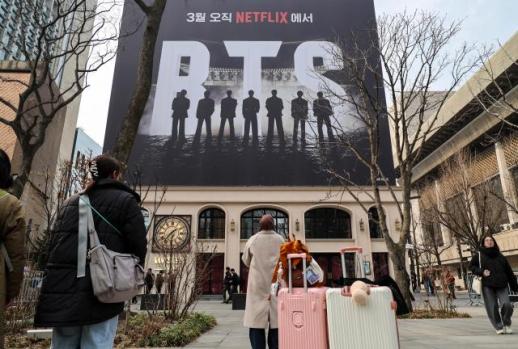 BTS Live D-5: Gwanghwamun begins dressing up as a giant open-air stage