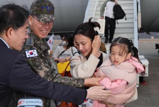 Over 200 South Koreans return home on military aircraft from Middle East