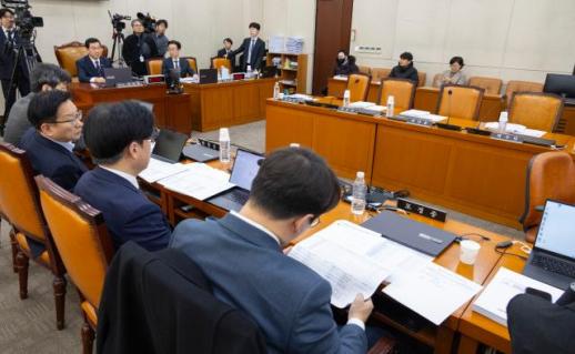 중수청 설치법, 여당 단독 의결…검찰개혁 분수령 될까