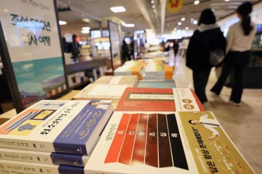 韩国诗集市场回暖 诗人罗泰柱作品居十年销量榜首