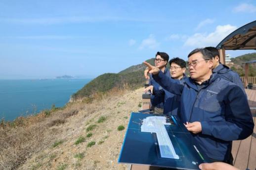 10조 국책사업 재시동…김보현 대우건설 사장, 가덕도신공항 현장 점검