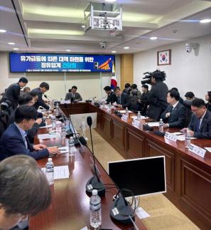 Refiners, Gas Stations Clash Over Fixes as Oil Prices Surge on U.S.-Iran War