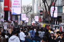 6시 기준 15만 인파 운집… 광화문 보라색 파도 속 절정으로 치닫는 BTS 공연