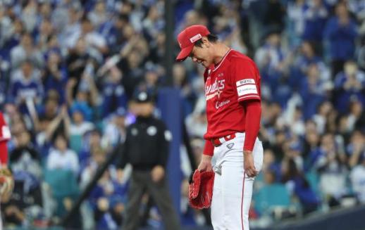 SSG’s Kim Gwang-hyeon to Have Shoulder Surgery; Rehab Expected to Take 6+ Months