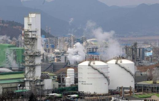 Govt mulls export restrictions on naphtha amid supply disruptions