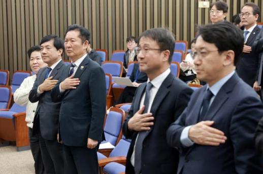 與 특별법으로 행정수도 완성… 세종 찾아 민심 공략