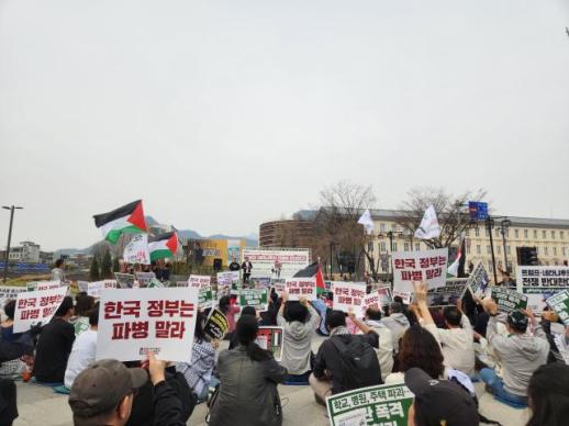 Pro-Palestinian, pro-U.S. rallies converge in Seoul on Land Day eve