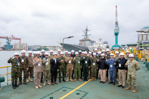HD현대重, 외국무관단에 K-함정 공개…글로벌 수주 전면전