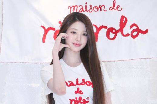 IVEs Jang Won-young turns heads in spring outing