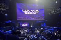 200만 시청자 잡아라…SOOP·네이버 치지직, LCK 중계 경쟁 본격화