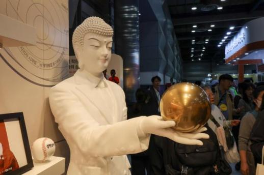 Who says religion cant be cool? Buddhism expo 