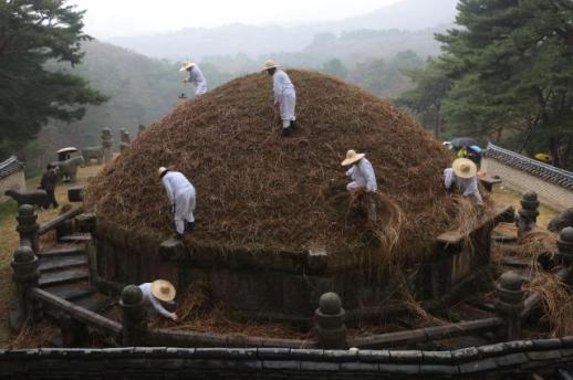 寒食将至 陵墓除草