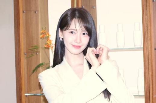 Girls Generation members shine in all-white suits