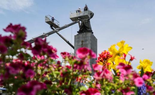 Statue of Joseon-era war hero gets bathed