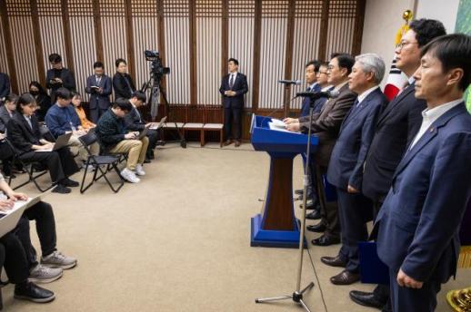 [데스크 칼럼] 개헌 시대적 과제라면 더 늦기 전에 국민부터 물어야 한다