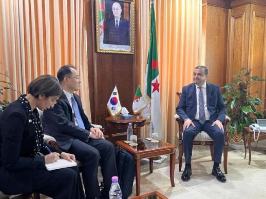 South Korea holds talks with Algeria, Libya to secure alternative oil supplies