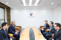 가덕도신공항 속도전…김윤덕 국토부 장관, 대우건설 회장 만나 그룹 역량 당부