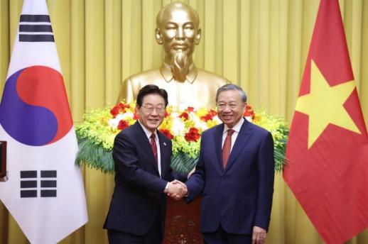 李在明同苏林在越南河内举行会谈