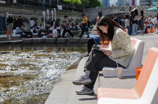Text-hispters indulge in reading trend in Seoul