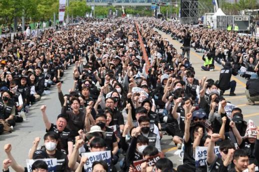 Koreas chip irony: record Samsung Elec shares and mass workers rally 