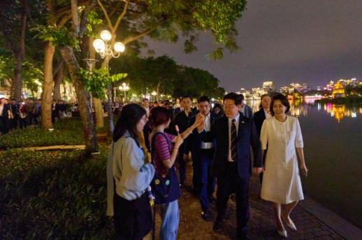 South Korea’s Lee Jae-myung and first lady take surprise walk in Hanoi, greet locals