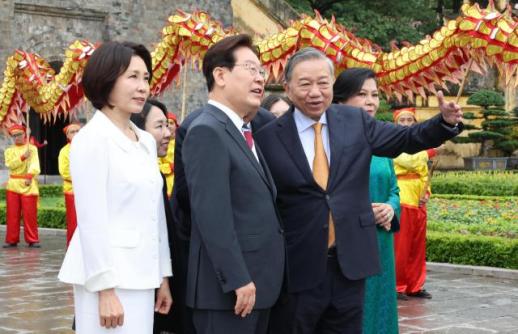 Lee Jae-myung Visits Hanoi’s Thang Long Imperial Citadel During Vietnam State Trip