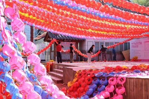 A ceiling of wishes: Jogyesa fills with lantern light ahead of Buddhas Birthday