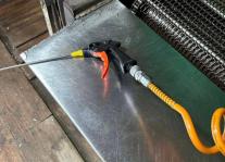 [종합] 실수였다던 사업주 결국 구속… 외국인 노동자에 산업용 에어건 분사 혐의