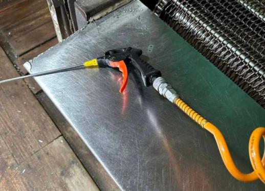 [종합] 실수였다던 사업주 결국 구속… 외국인 노동자에 산업용 에어건 분사 혐의