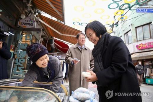 Minister Han Seong-sook urges Donghaeng Festival to drive lasting growth for small merchants