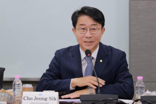 Democratic Party lawmaker Cho Jung-sik resigns as presidential aide to seek National Assembly speaker post