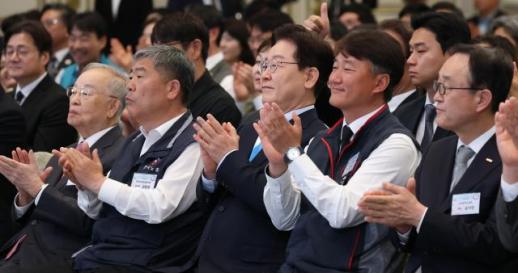 Lee Jae-myung’s approval rating slips to 59.5% after two-week decline, Realmeter says