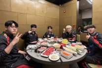 [데스크 칼럼] 편의점 도시락과 5만원 훠궈, MZ의 쪼개진 지갑이 던지는 경고