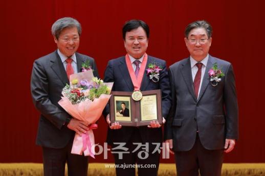 Aju News Corp. Chairman Kwak Young-gil Wins Korea University Alumni Award