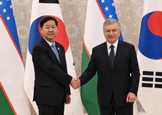 South Korea’s Koo Yun-cheol Meets Uzbek President, Seeks More Openings for Korean Firms