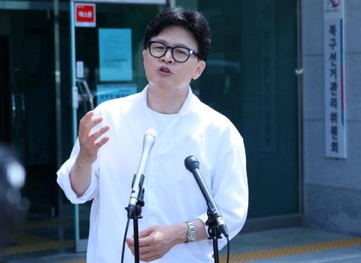 Special Prosecutor Bars Han Dong-hoon From Leaving South Korea in Probe of Alleged North Korea Remittance Case Manipulation