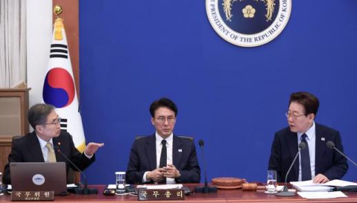 Lee Jae-myung stays cautious on Middle East war, focuses on constitution and farmland law
