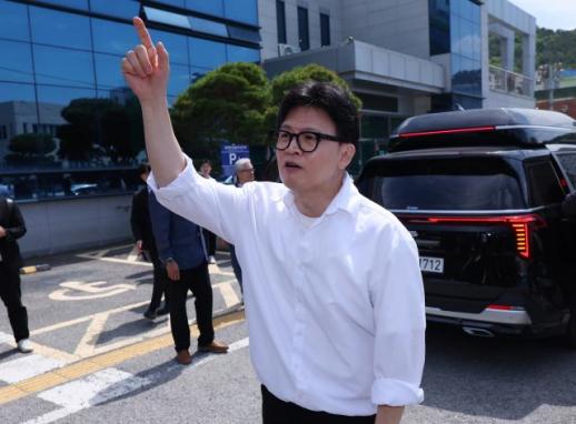 Han Dong-hoon Requests Supporters to Send Their Hearts Instead of Attending Campaign Opening