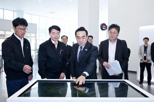Minister Park Hong-keun Calls for Strengthened Central-Local Cooperation to Revive Solar Industry