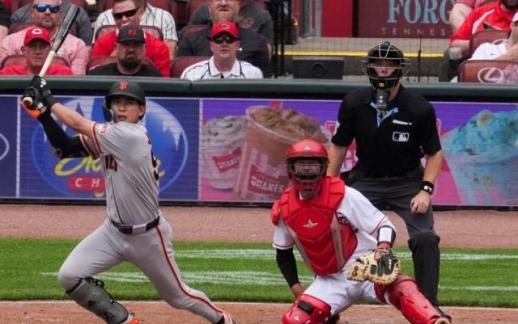 Lee Jung-hoo Records Two Hits Against Pirates, Achieves Multi-Hit Game After Seven Matches