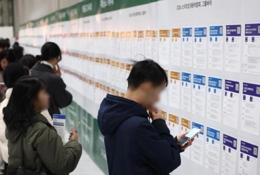 Job growth hits 16-mo low in Korea April, youth employment worsens for 2nd year