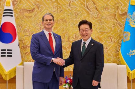 Lee hosts U.S., Chinese economic chiefs ahead of Trump-Xi summit