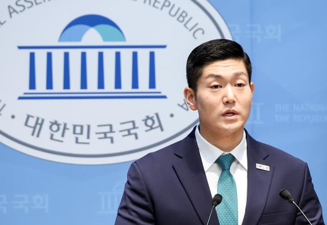 Democratic Party to File Complaint Against Kim Jae-seop Over Allegations Against Candidate Jeong Won-o