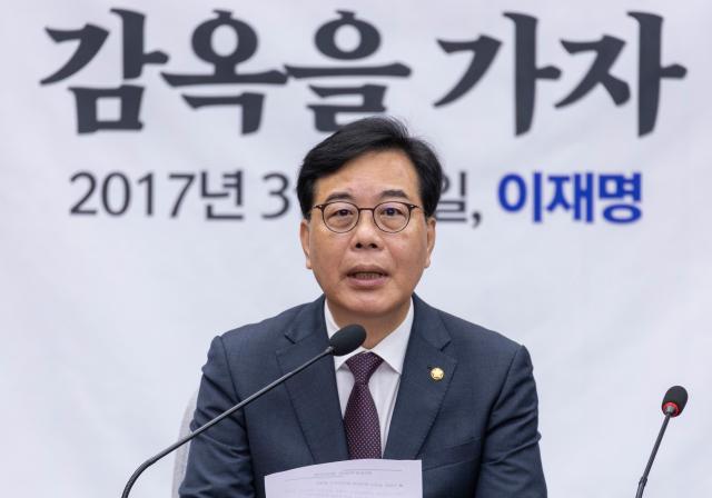 Song Eon-seok Criticizes President Lee for Election Interference During Market Visits