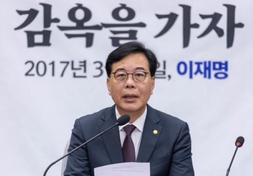 Song Eon-seok Criticizes President Lee for Election Interference During Market Visits
